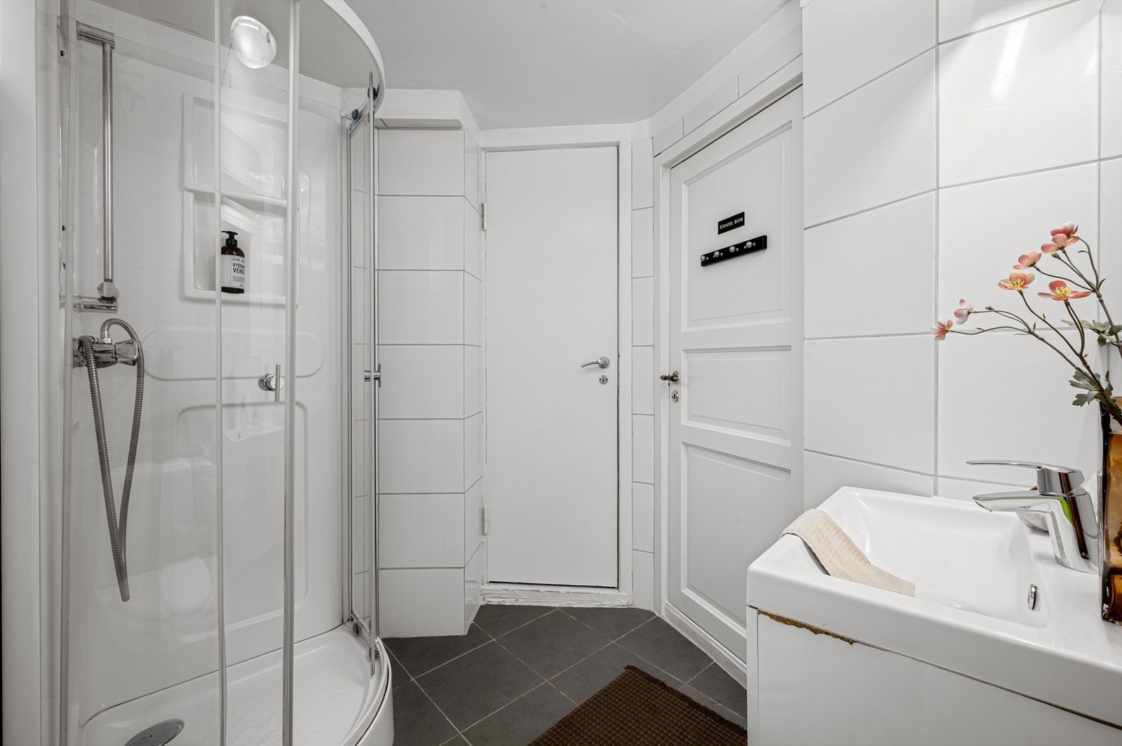 - Innredet med gulvmontert toalett, benkeskap med servant og dusjkabinett - Galleribilde