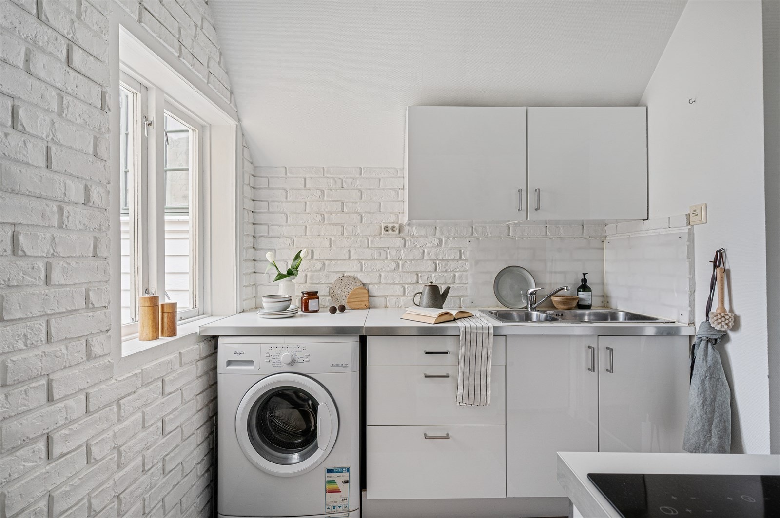 - Tidløs kjøkkeninnredning med slette fronter og benkeplate av laminat - Galleribilde