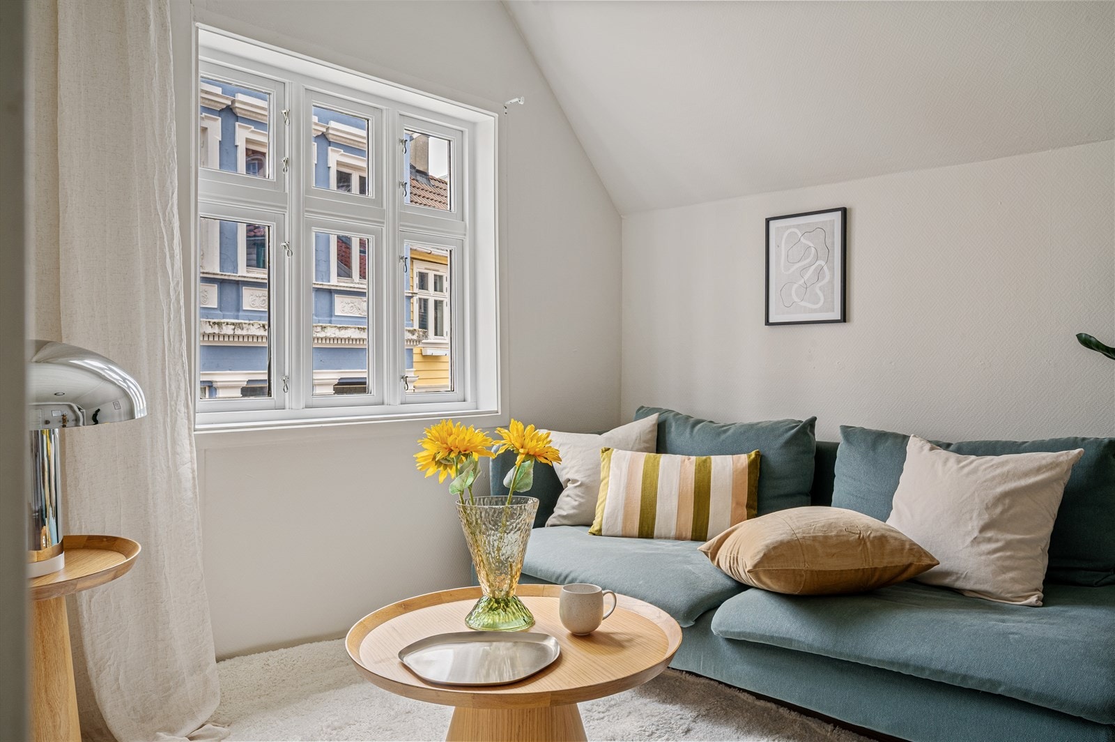 - Nyt utsikt direkte mot vakker, fargesprakende bebyggelse - Galleribilde