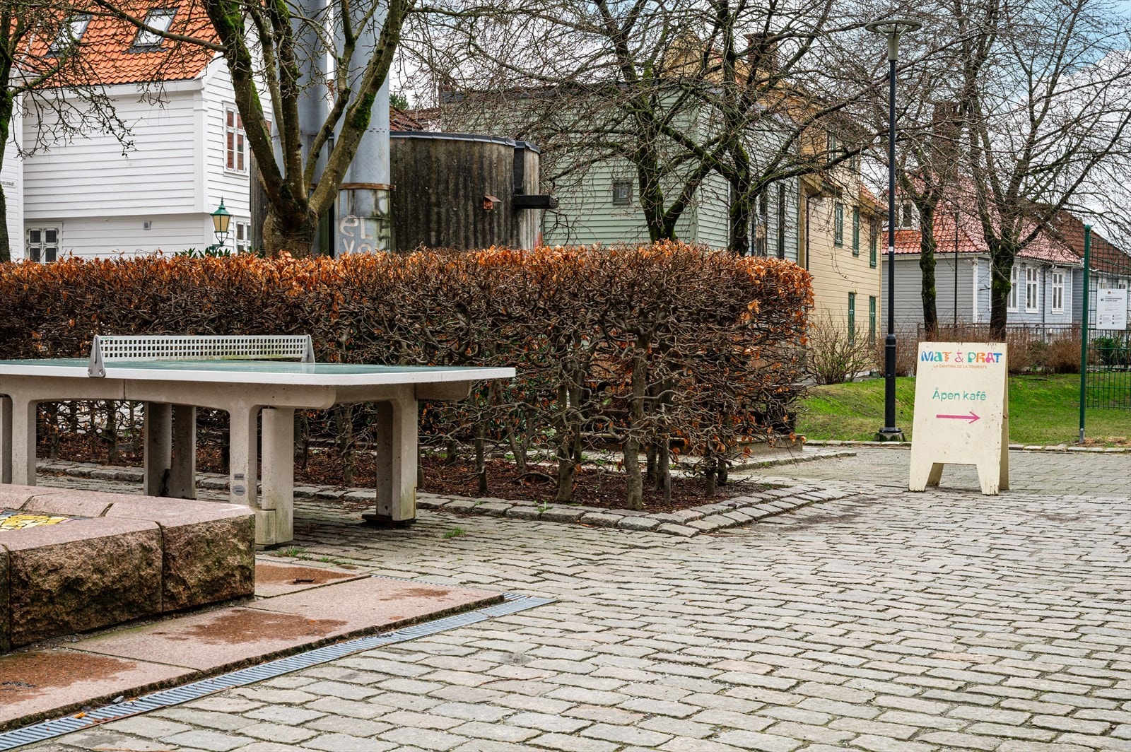 - Få minutters gange til Kafé Mat & prat, hvor du finner deilige lunsjretter fra hele verden - Galleribilde