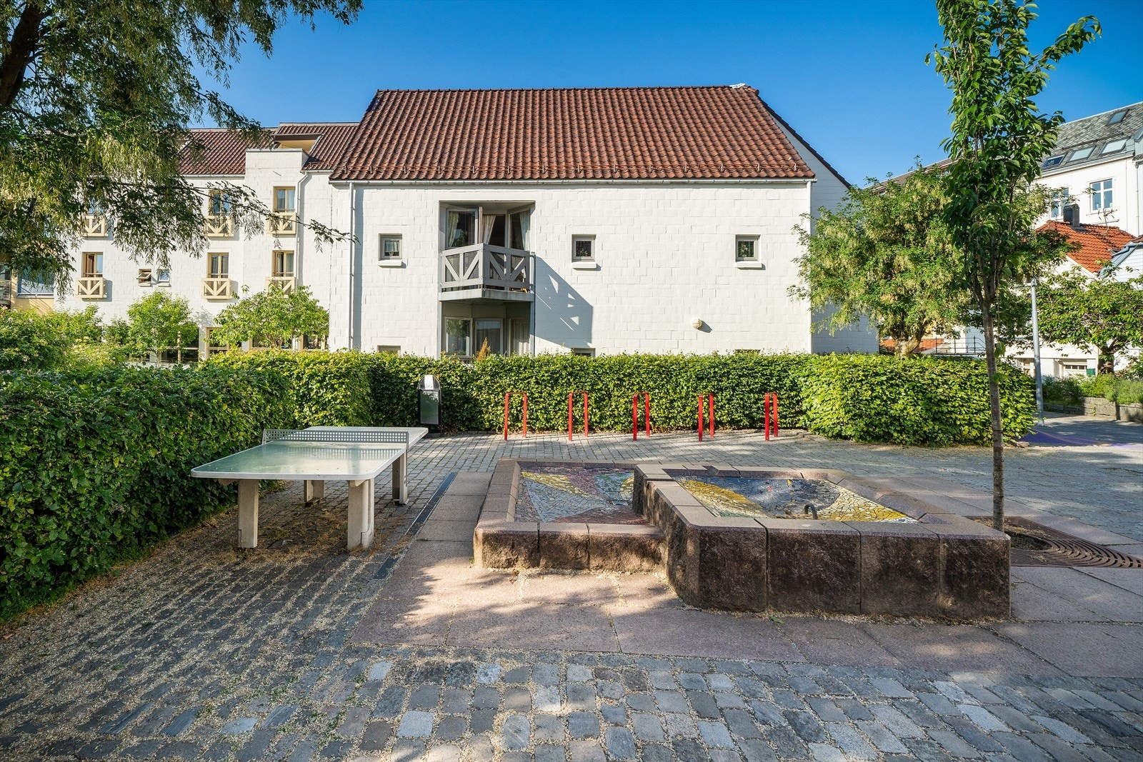 - Nærområdet byr på flere lekeplasser, fotballbaner, sittegrupper mm. - Galleribilde