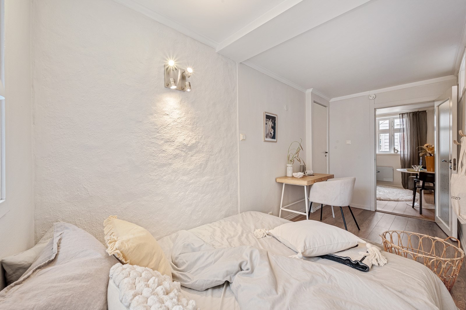 - God plass til seng i ønsket størrelse, samt øvrig møblement - Galleribilde