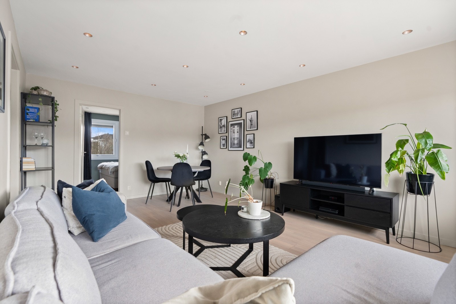 Leiligheten har en lys og romslig stue med plass til sofagruppe og spisebord. Galleribilde