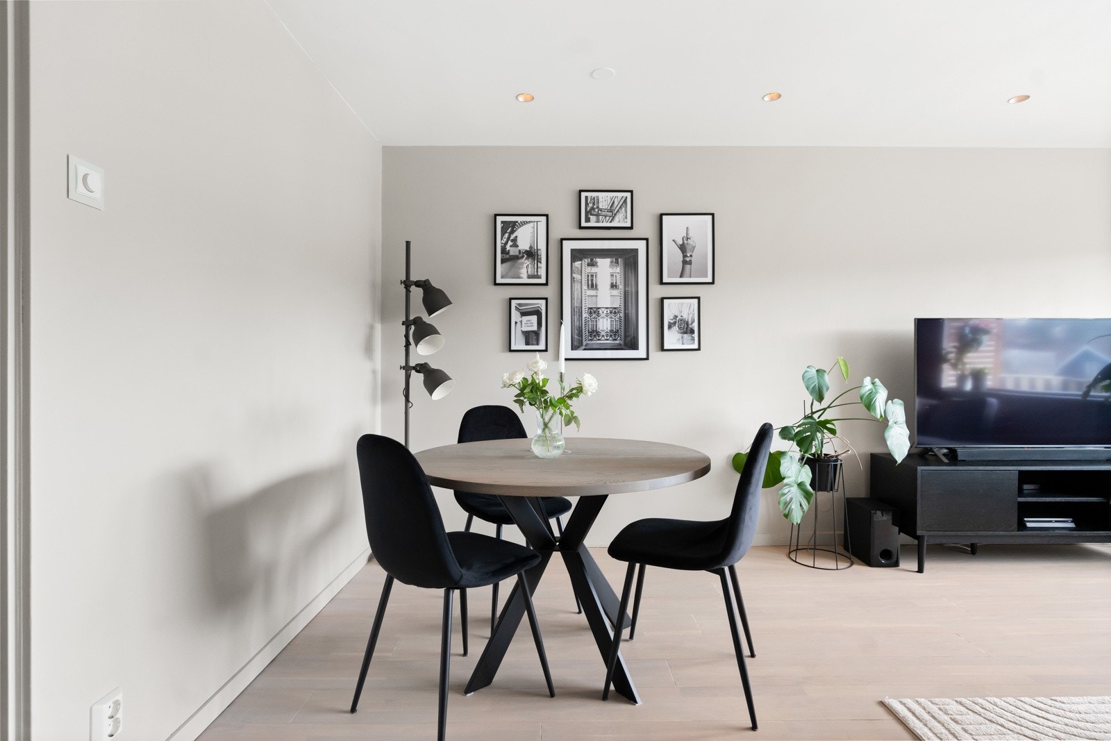 Rommet har lyst parkettgulv og utstrakt bruk av downlightsbelysning. Det er også god lysinnslipp fra vinduet mot balkongen. Galleribilde