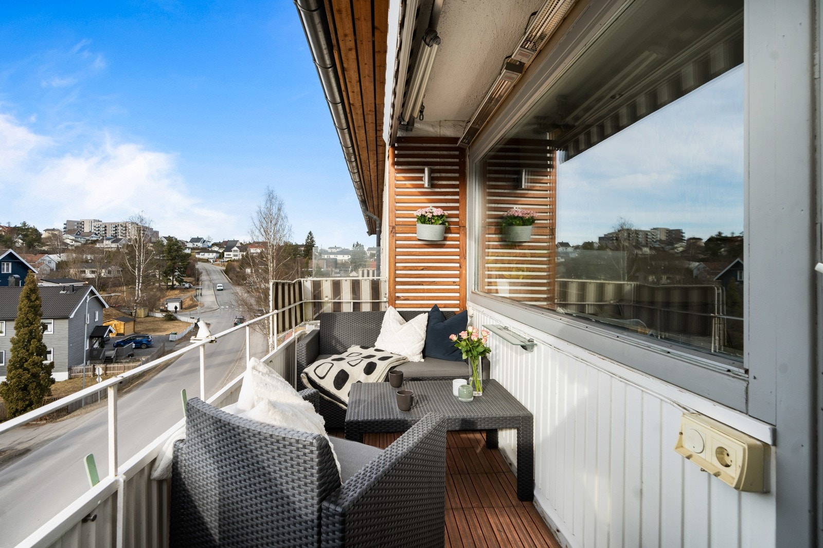 Lite innsyn på toppen av blokka, med delvis overbygd tak og markise montert. Det er terrassevarmer i taket. Galleribilde
