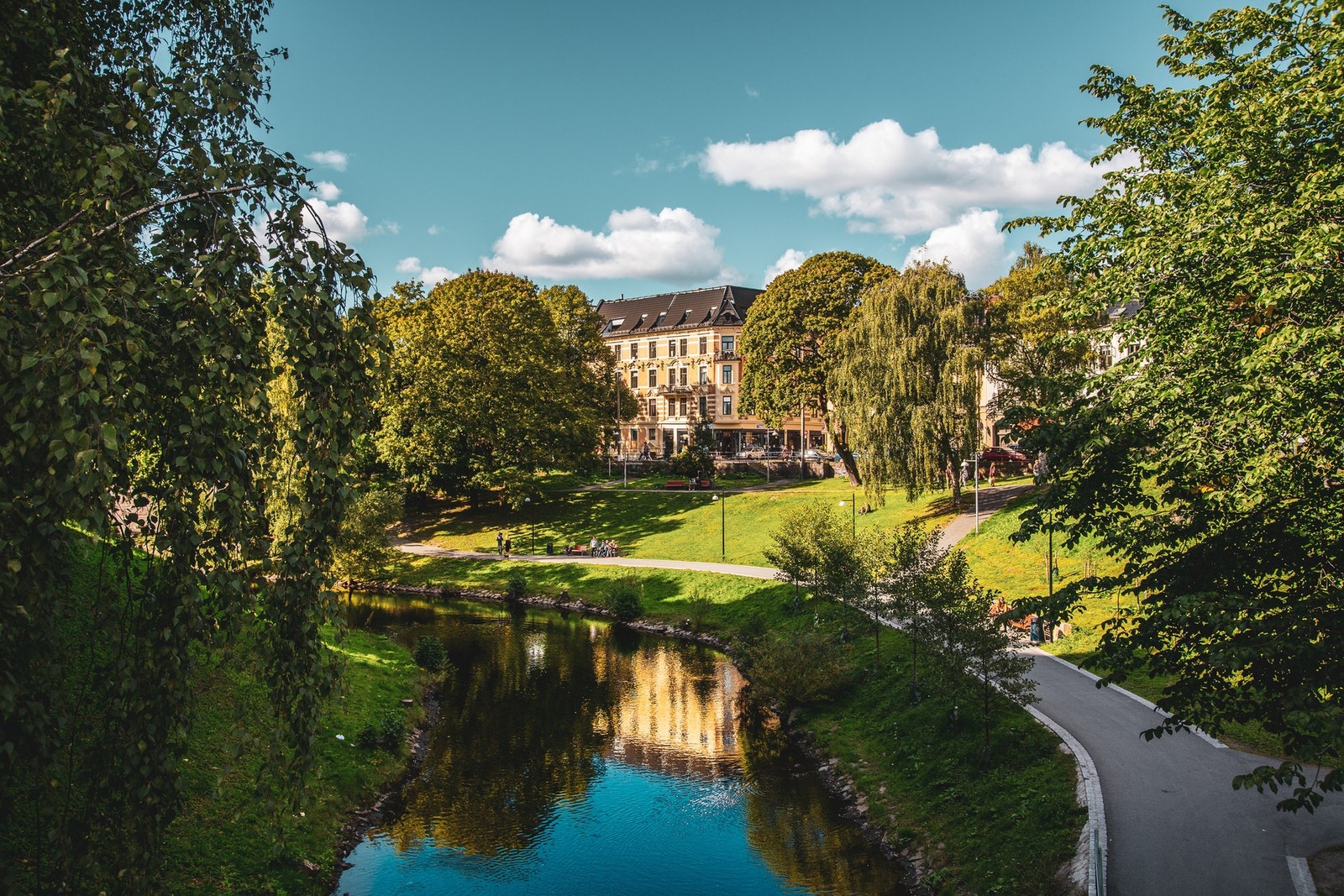 Langs Akerselva finner du vakre turstier for søndags- eller joggeturen. Stiene bringer deg til Nydalen og Frysja med populære badeplasser eller ned til sentrum og Oslobukta. Galleribilde