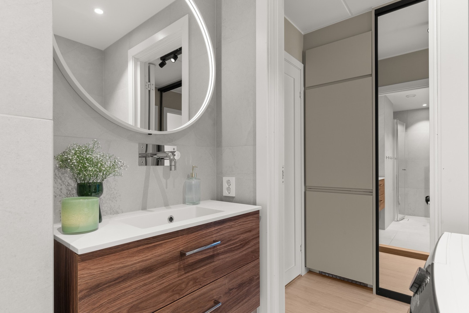 Innredning med heldekkende servant og brede skuffer i valnøtt utførelse. Badet ligger praktisk i tilknytning til gang mellom kjøkkenet og to av soverommene. Galleribilde