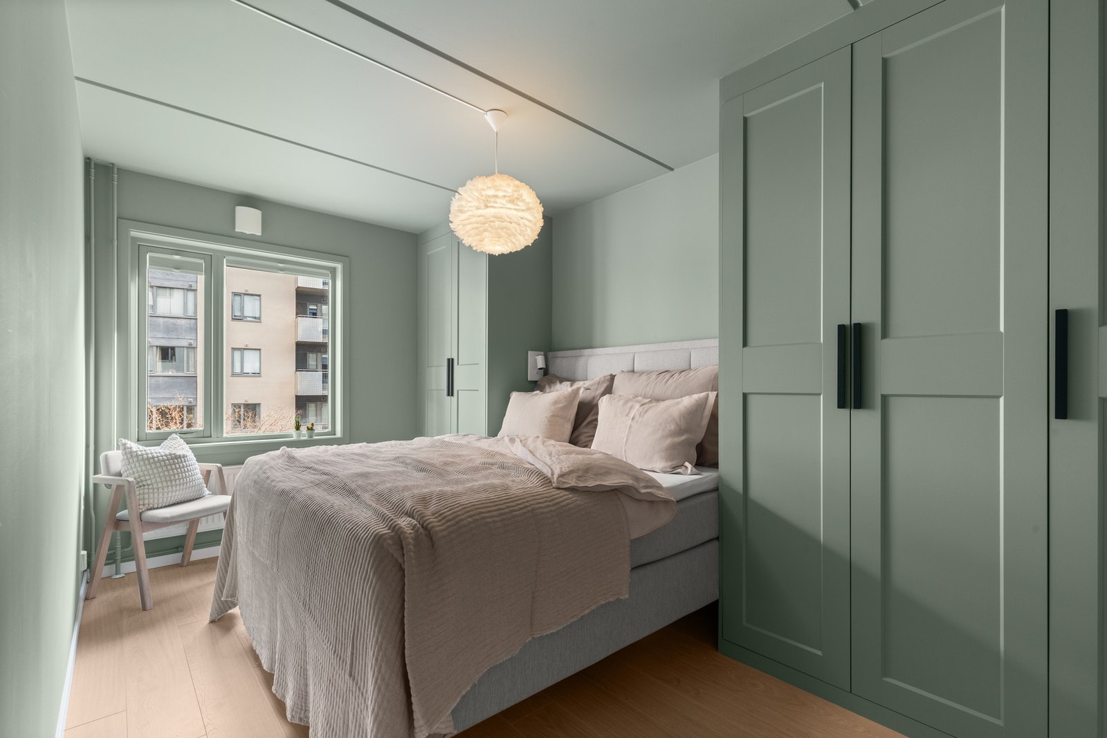 Boligen har tre soverom, som gir deg fleksible muligheter for innredning. To av soverommene ligger som en skjermet enhet i en ende av leiligheten, vendt inn mot sameiets indre gårdsrom. Galleribilde