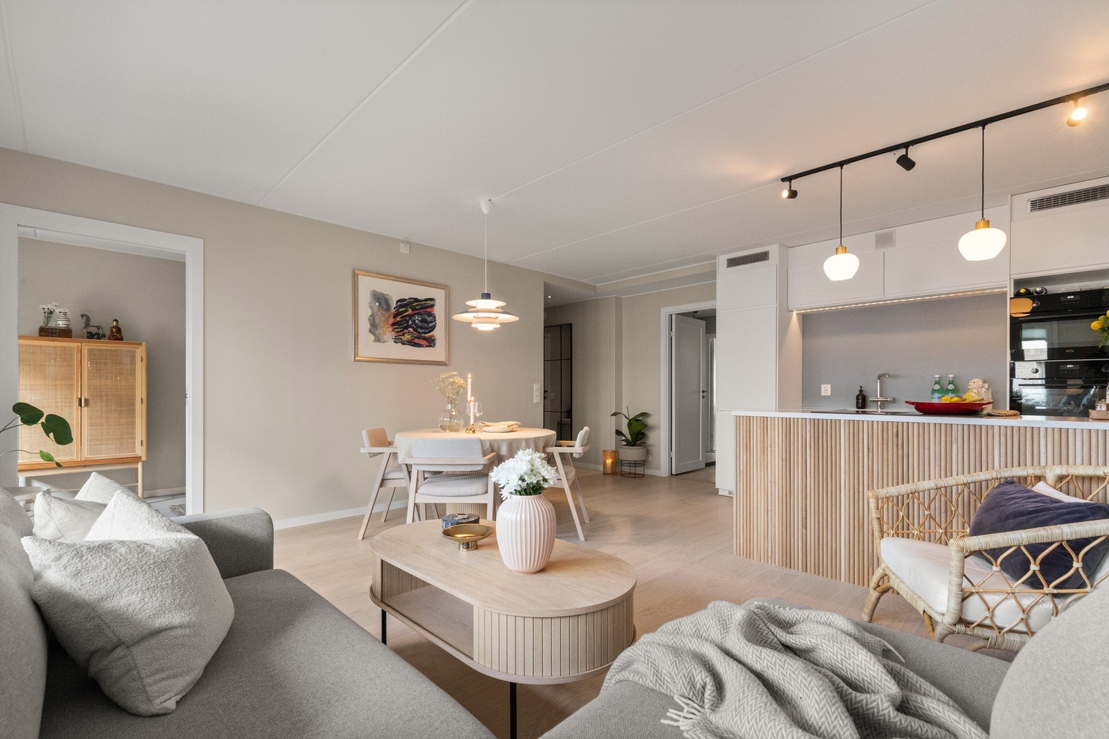 Boligens hjerte er det herlige allrommet, som byr på et moderne kjøkken og en innbydende stue. Her kan du enkelt kombinere matlaging med hyggelig samvær med familie og venner. Galleribilde