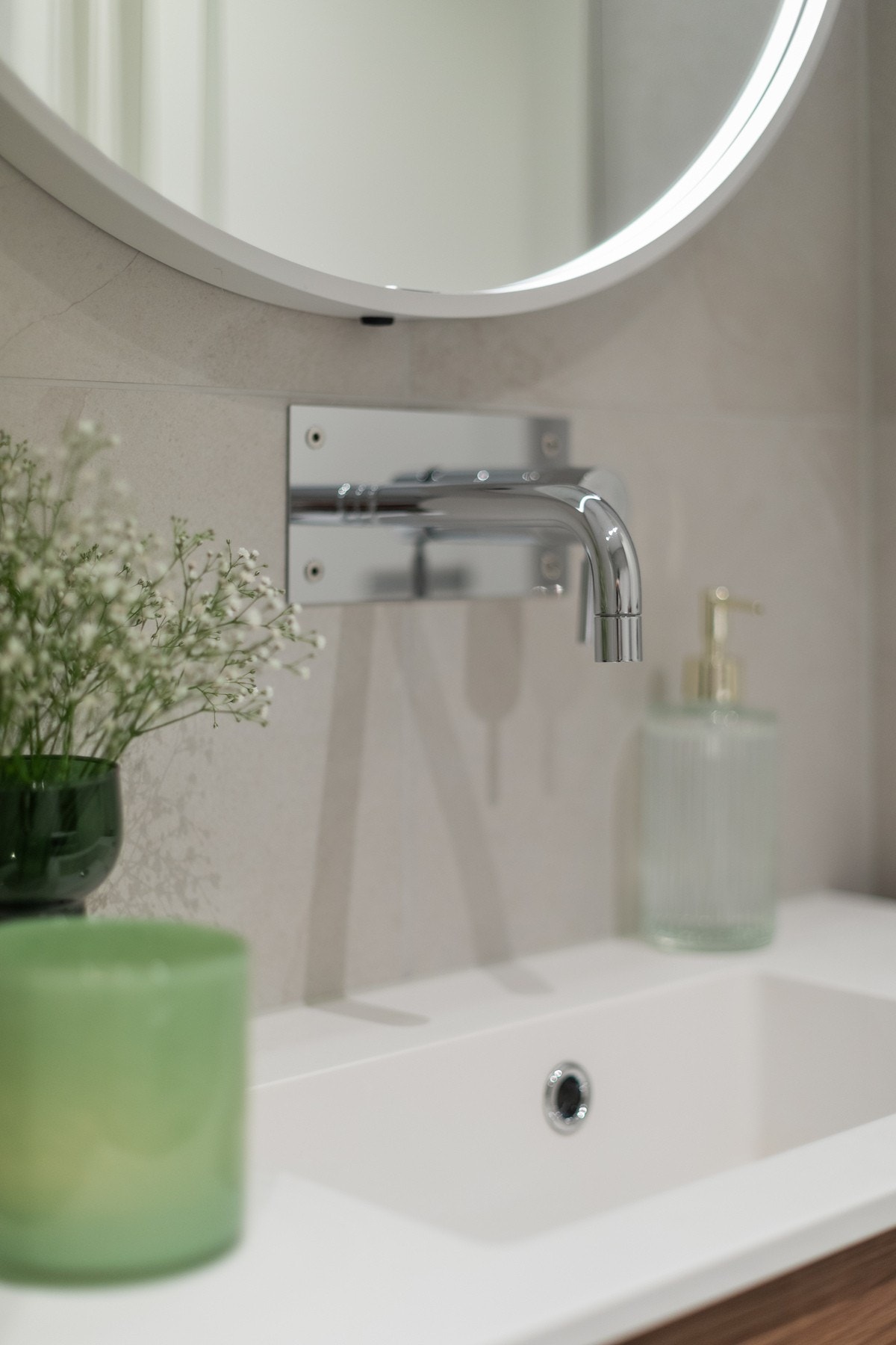 Vegghengt armatur og speil med integrert belysning og varme, som hindrer dugg og alltid gir deg et klart speil. Galleribilde