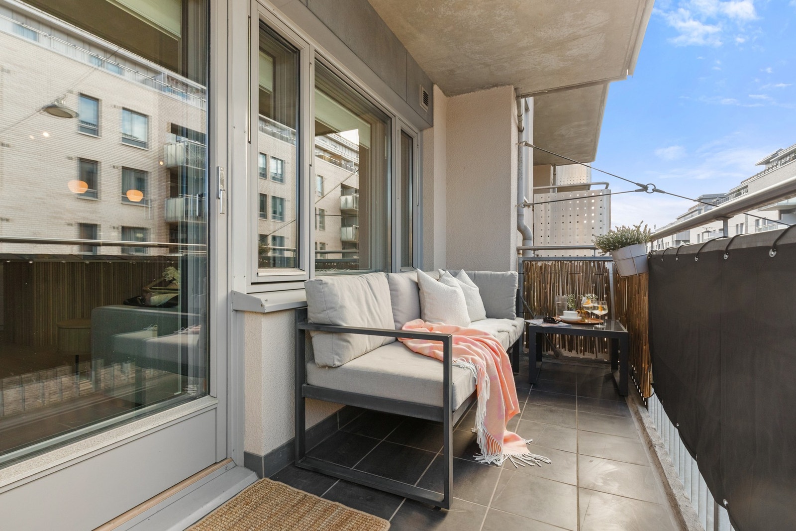 Fra stuen har du utgang til balkongen som har en god størrelse på 7 kvm. Det er tillatt med gass- og elektrisk grill på balkongene. Galleribilde