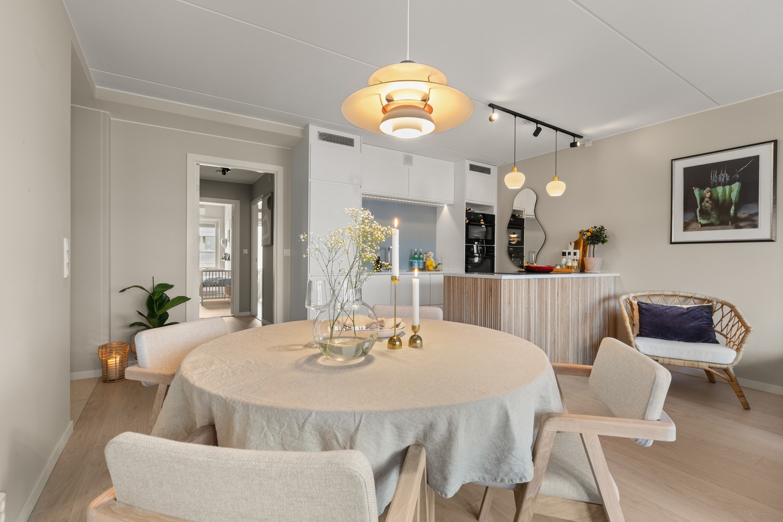 Kjøkkenet ligger i en egen sone av allrommet og har praktisk kjøkkenøy. Kjøkkenøyen har dekkside med halvstaff i eik, som gir en naturlig og varm overgang mot stuen. Galleribilde