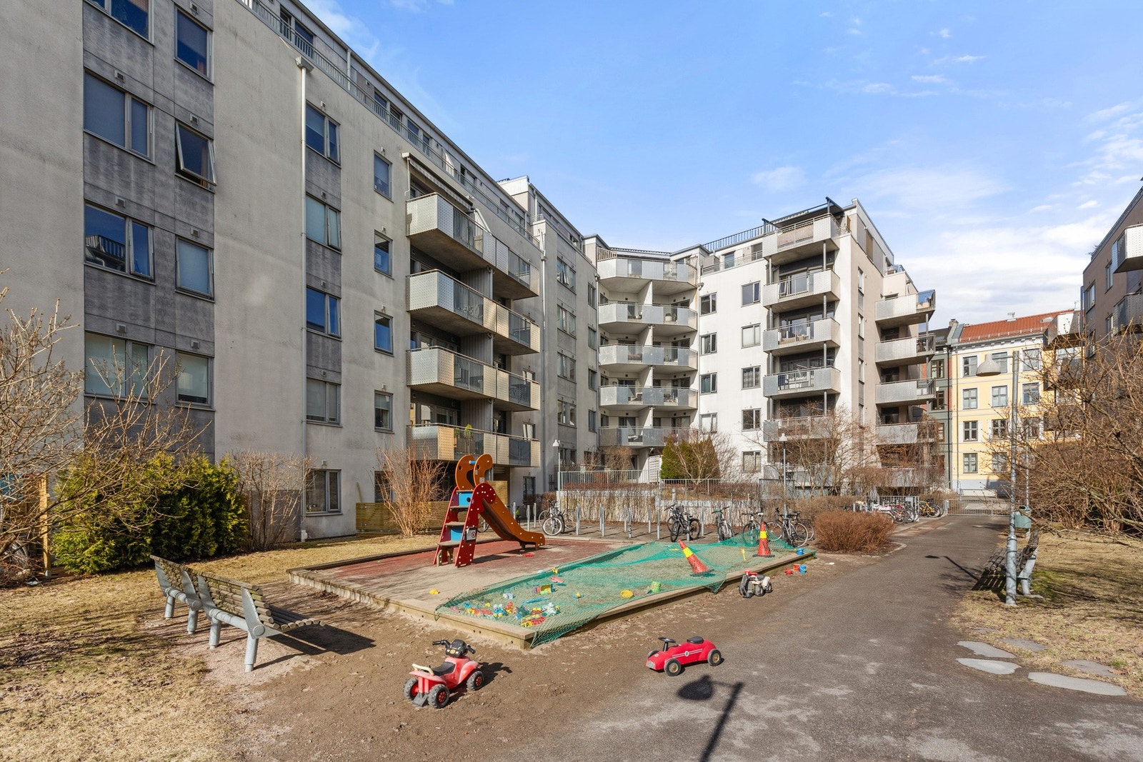 Sameiet har et flott opparbeidet gårdsrom som vokser seg frodig og grønt på sommeren. Her finner du også sandkasse og lekestativer for de minste barna. Galleribilde