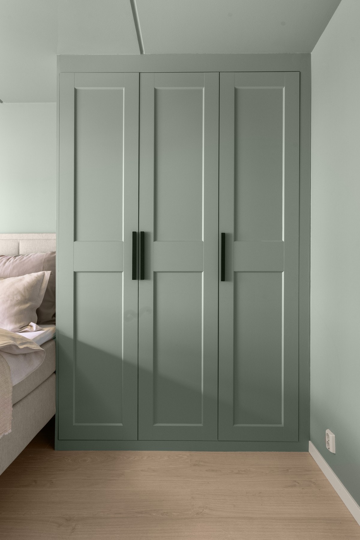 På hver side av sengen har du nye plassbygde garderobeskap Galleribilde