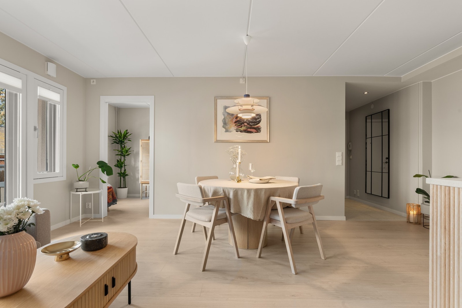 Overflater er pusset opp i 2024 med ny enstavs laminat på gulv og malte, glatte overflater. Alt er innredet i moderne, avstemte farger som gir en fin harmoni. Galleribilde