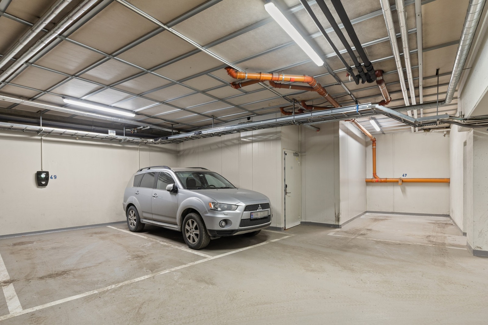 Selger leier i dag garasjeplass med elbillader for kr. 1 600,- pr. mnd. + strøm, i felles garasjeanlegg i kjelleren. Det er også mulighet for kjøp av garasje når dette annonseres av beboere. Galleribilde