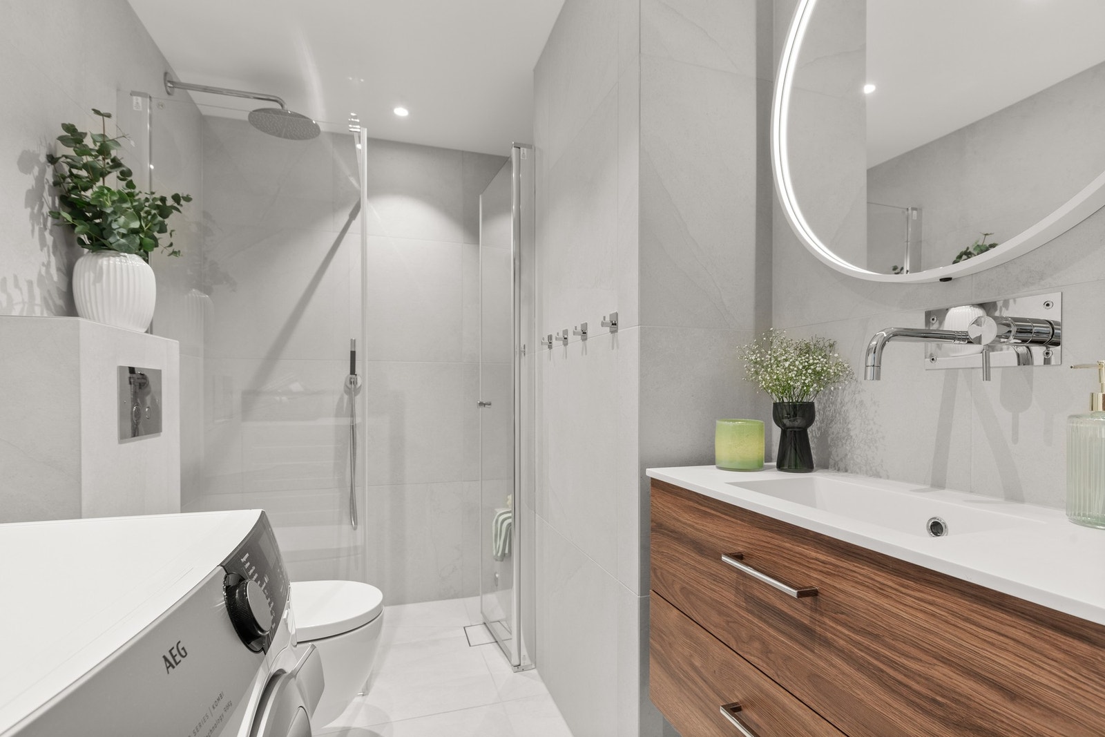 Lekkert flislagt bad med en moderne utførelse, som gir en behagelig start på dagen. Badet er rehabilitert av fagfolk i 2024 og det foreligger dokumentasjon på utført arbeid. Galleribilde