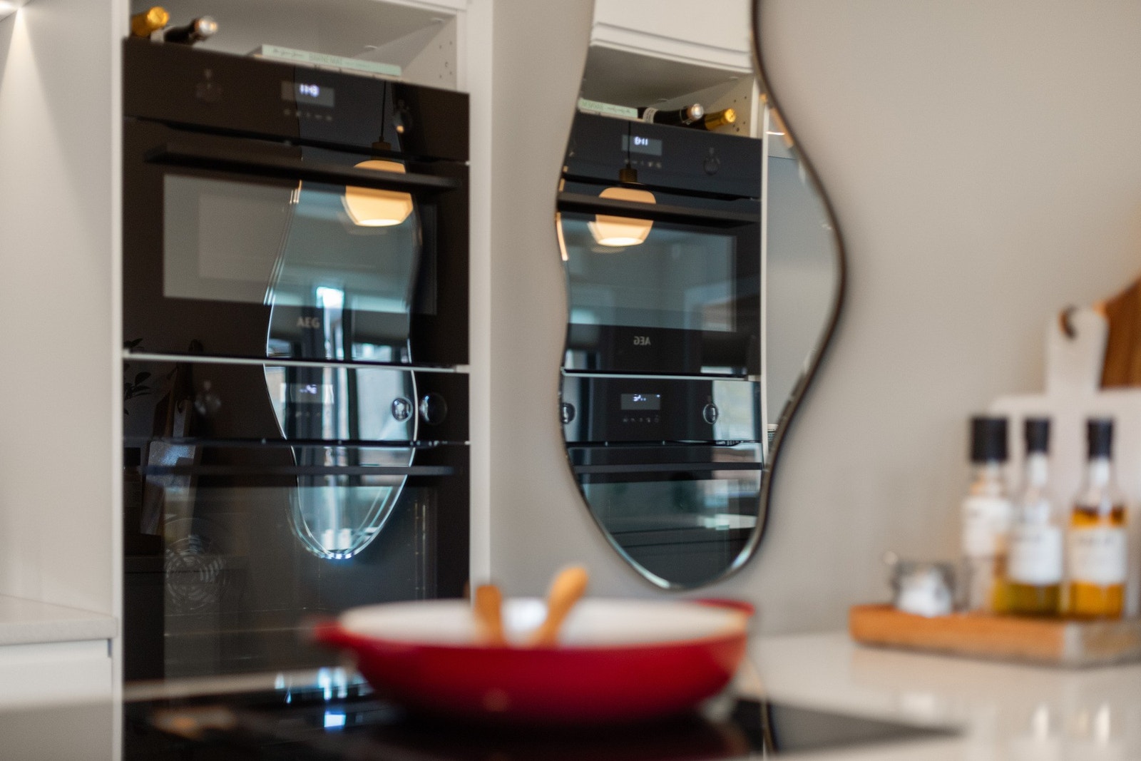 Integrert stekeovn med pyrolyse- og dampfunksjon, samt kombinert steke- og mikrobølgeovn fra AEG Galleribilde