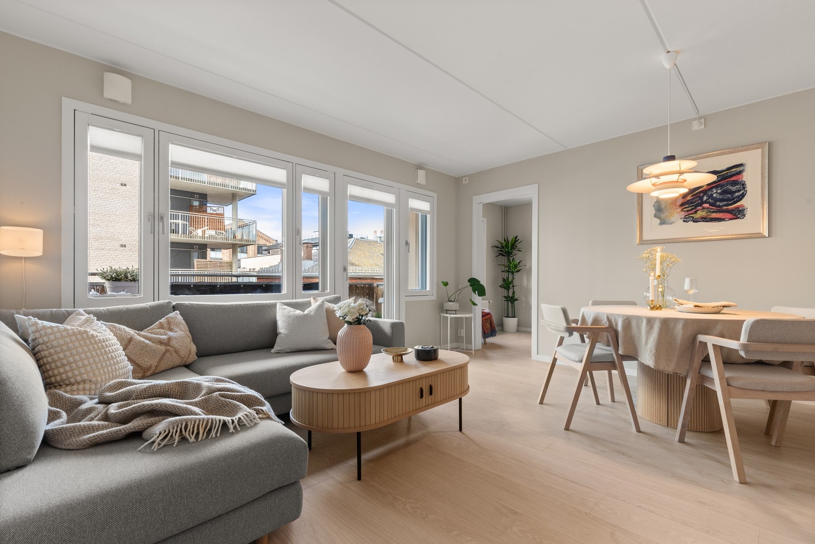 Stuen har gode lysflater og utgang til vestvendt balkong på 7 kvm. Stuen har plass til både sofagruppe, spisebord og annet møblement. Galleribilde