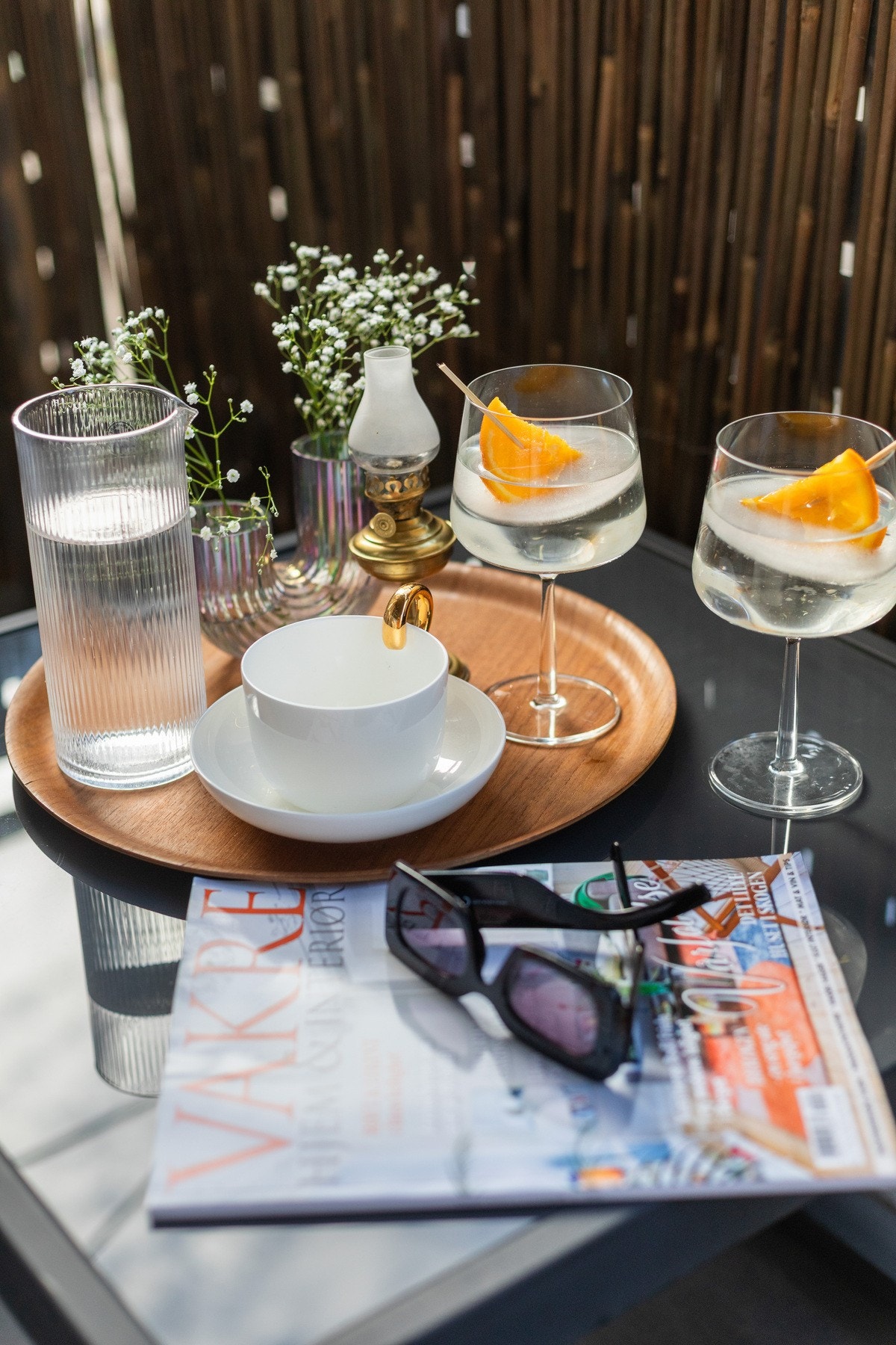 Balkongen har fliser over betongdekke, mens det er montert balkongtrekk og bambus på rekkverket, for en skjermet atmosfære Galleribilde