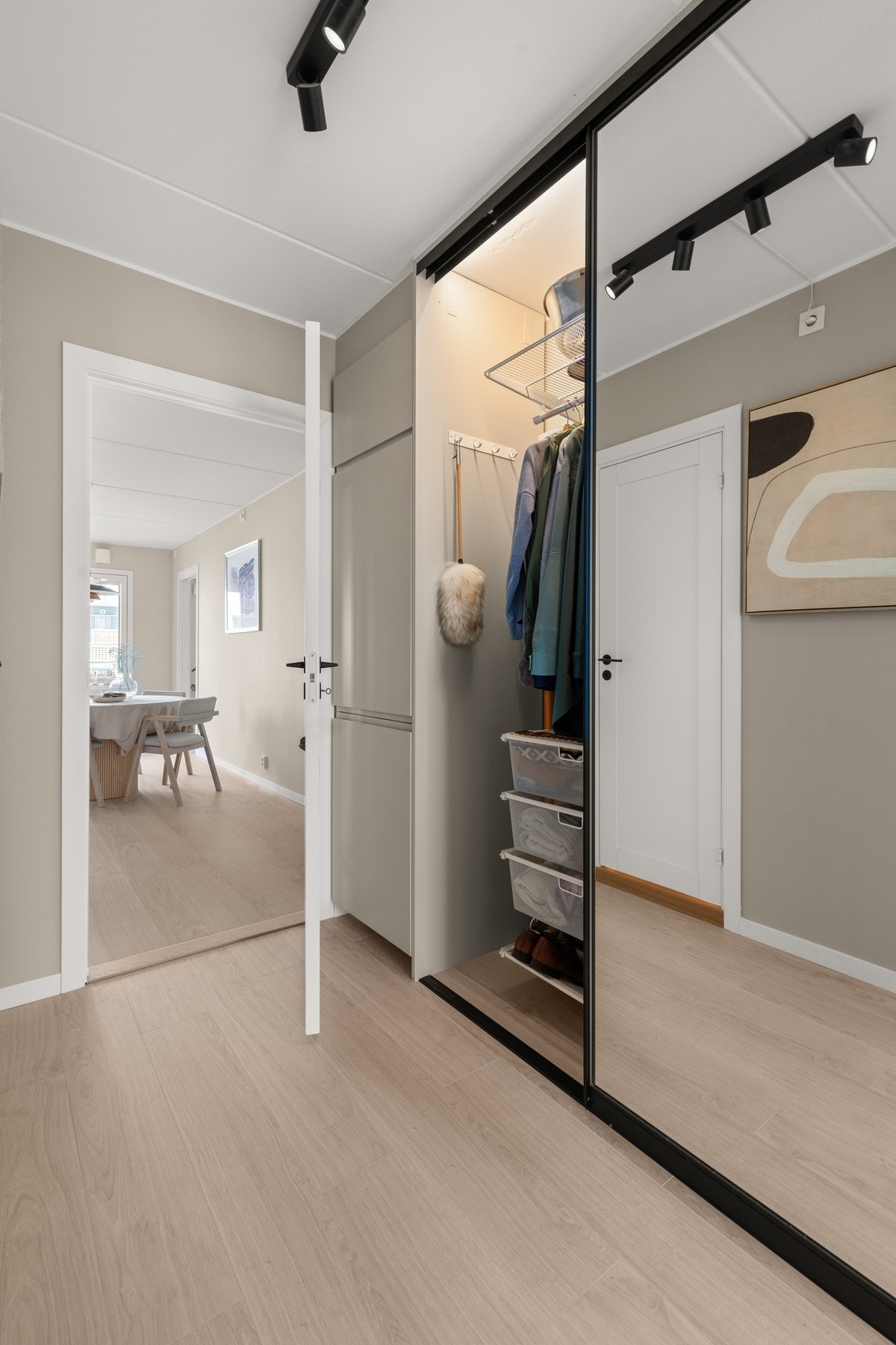 Garderoben har nye speildører og innredning fra ELFA. Her finner du i tillegg integrert helt fryseskap, lett tilgjengelig fra kjøkkenet. Galleribilde