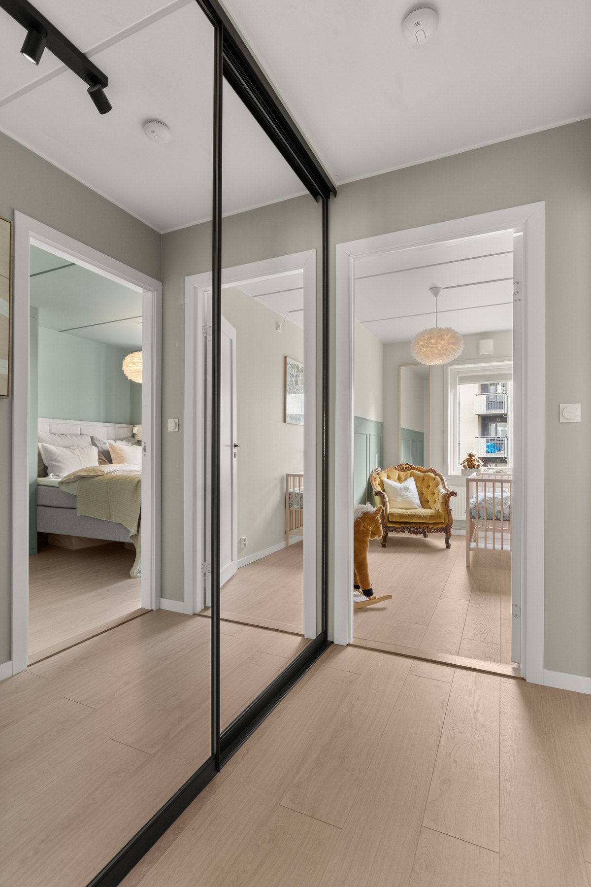 I mellomgangen, i tilknytning til badet, er det installert skyvedørsgarderobe som gir rikelig med oppbevaringsmuligheter Galleribilde