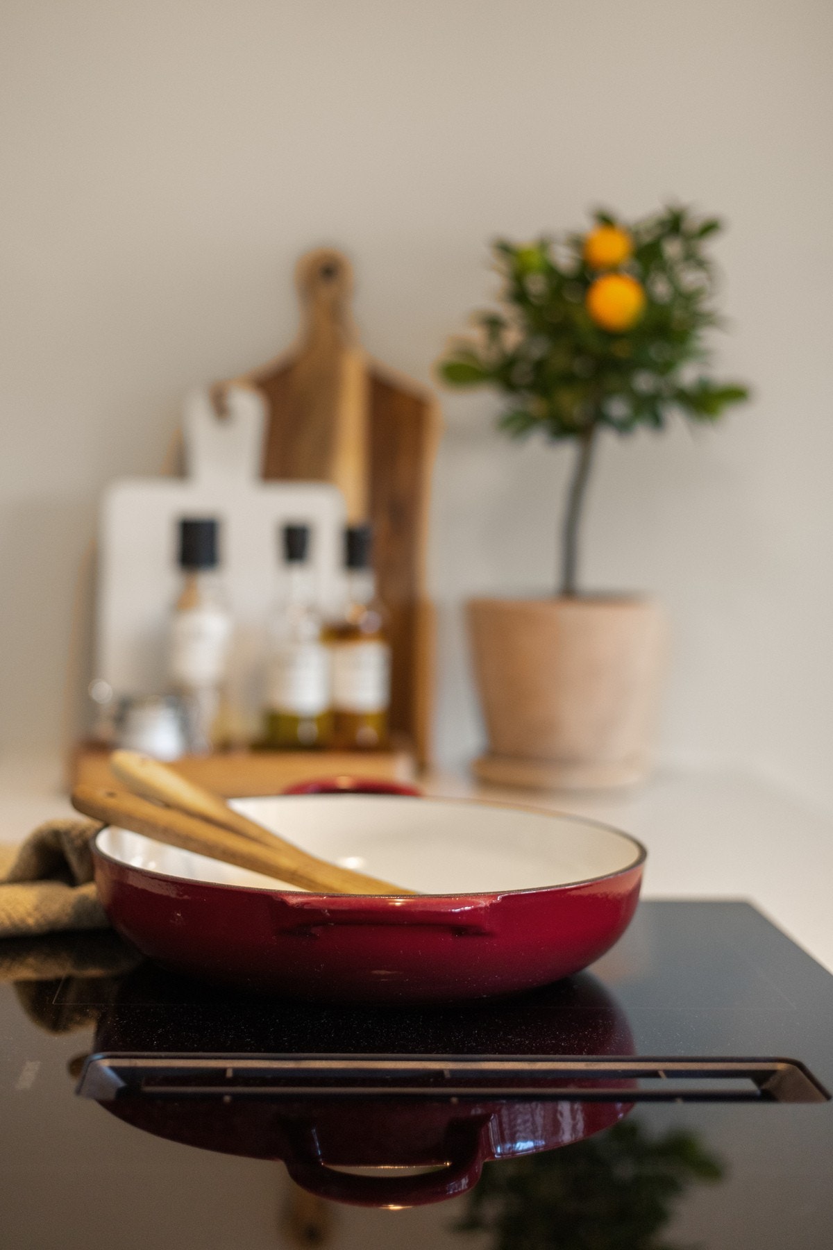 Alle hvitevarer er integrert og fra 2024. Induksjon platetopp med integrert ventilator og kullfilter fra Siemens. Galleribilde