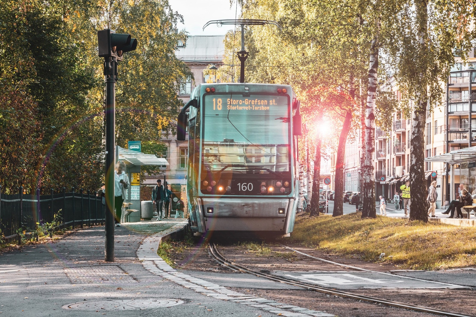 Trikkelinjene 12, 15 og 18 går rett utenfor, og tar deg raskt til sentrale deler av byen. Det er også flere bussholdeplasser i nærheten med blant annet buss nr. 21 til Tjuvholmen og buss nr. 26 til Bislett. Galleribilde