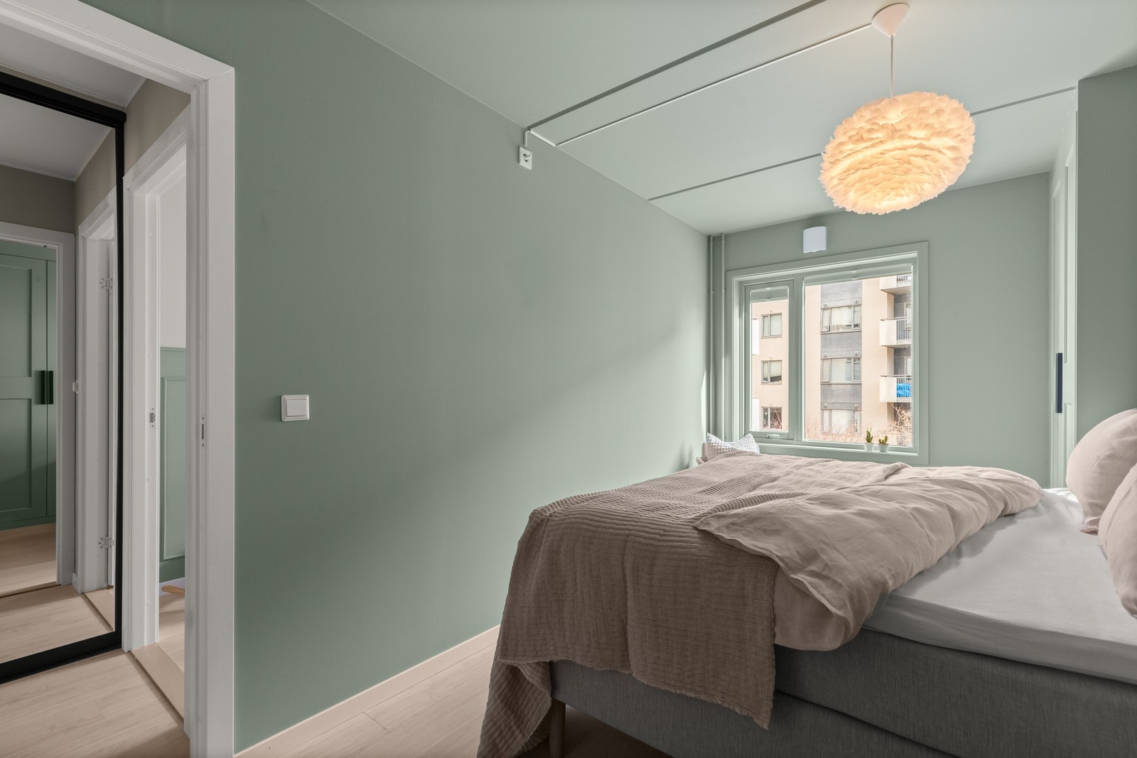 Hovedsoverommet har god plass til stor seng og rikelig med garderobe. Rommet er i dag innredet med 180 cm bred seng. Galleribilde