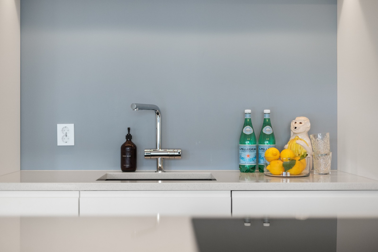 Nytt blandebatteri fra Grohe og vask i sort utførelse, samt integrert Led-belysning under overskap. Galleribilde