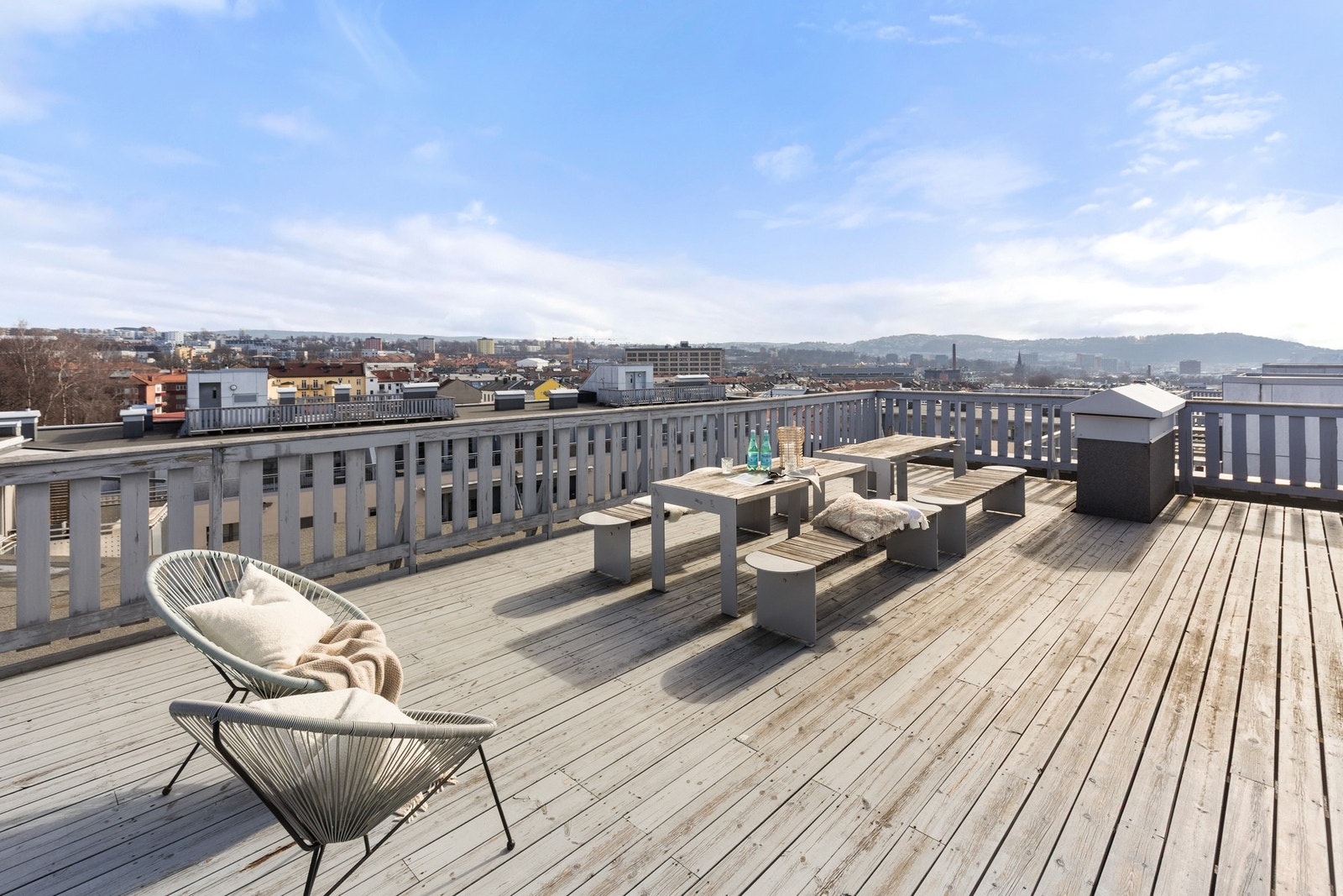 Sameiet har også egen takterrasse som fritt kan benyttes av sameiets beboere. Her kan du følge solen fra morgenen til solnedgang. Galleribilde