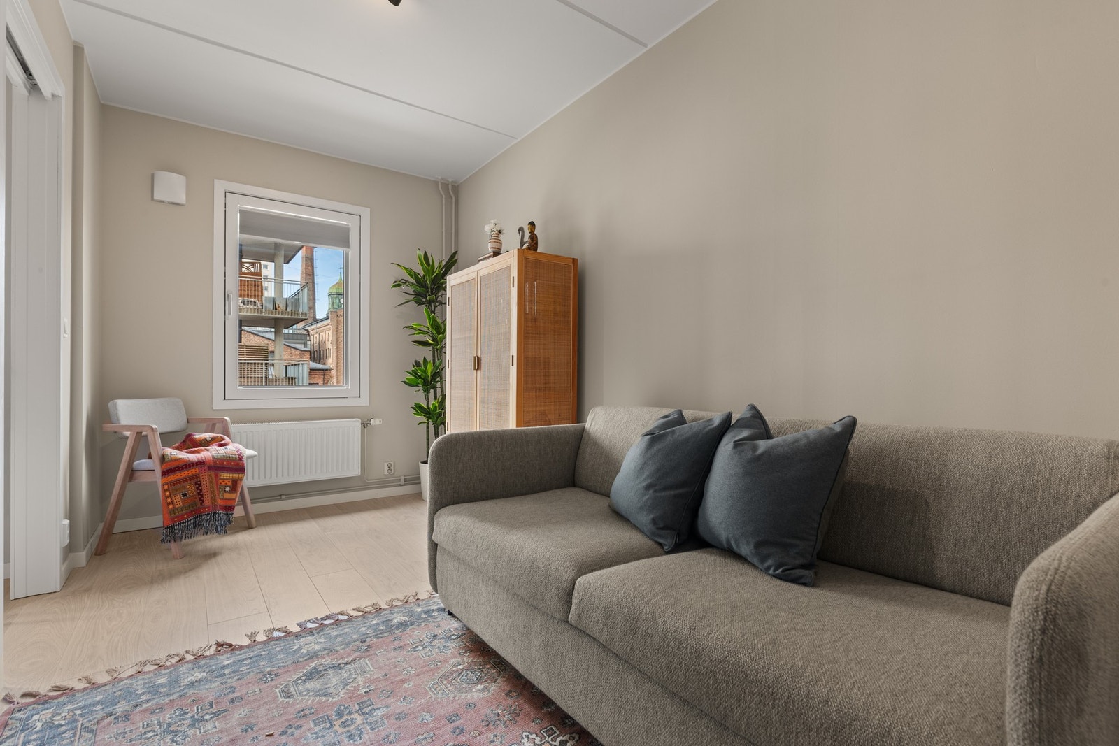 Rommet egner seg også godt som hjemmekontor eller kan inkluderes i stuen dersom ønskelig. Boligen har fjernvarme hvor varmtvann og fyring er inkludert i felleskostnadene. Galleribilde