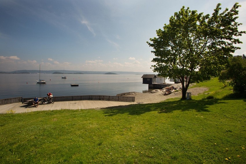 Nær sjøen og flere attraktive badestrender, her fra Oksval badestrand. Galleribilde