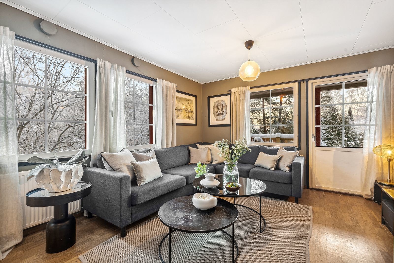 Hyggelig stue med dør ut til terrassen. Galleribilde