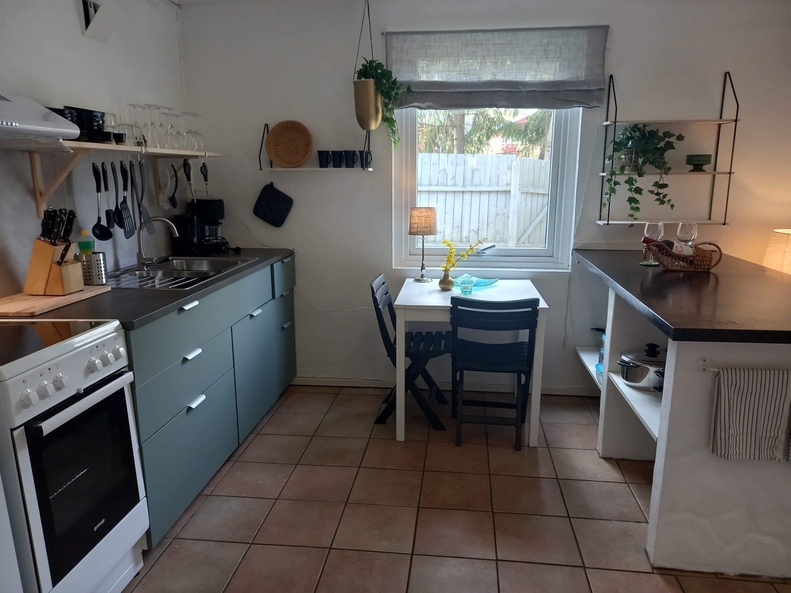 Det er etablert kjøkken i underetasjen. (Eiers private bilder) Galleribilde