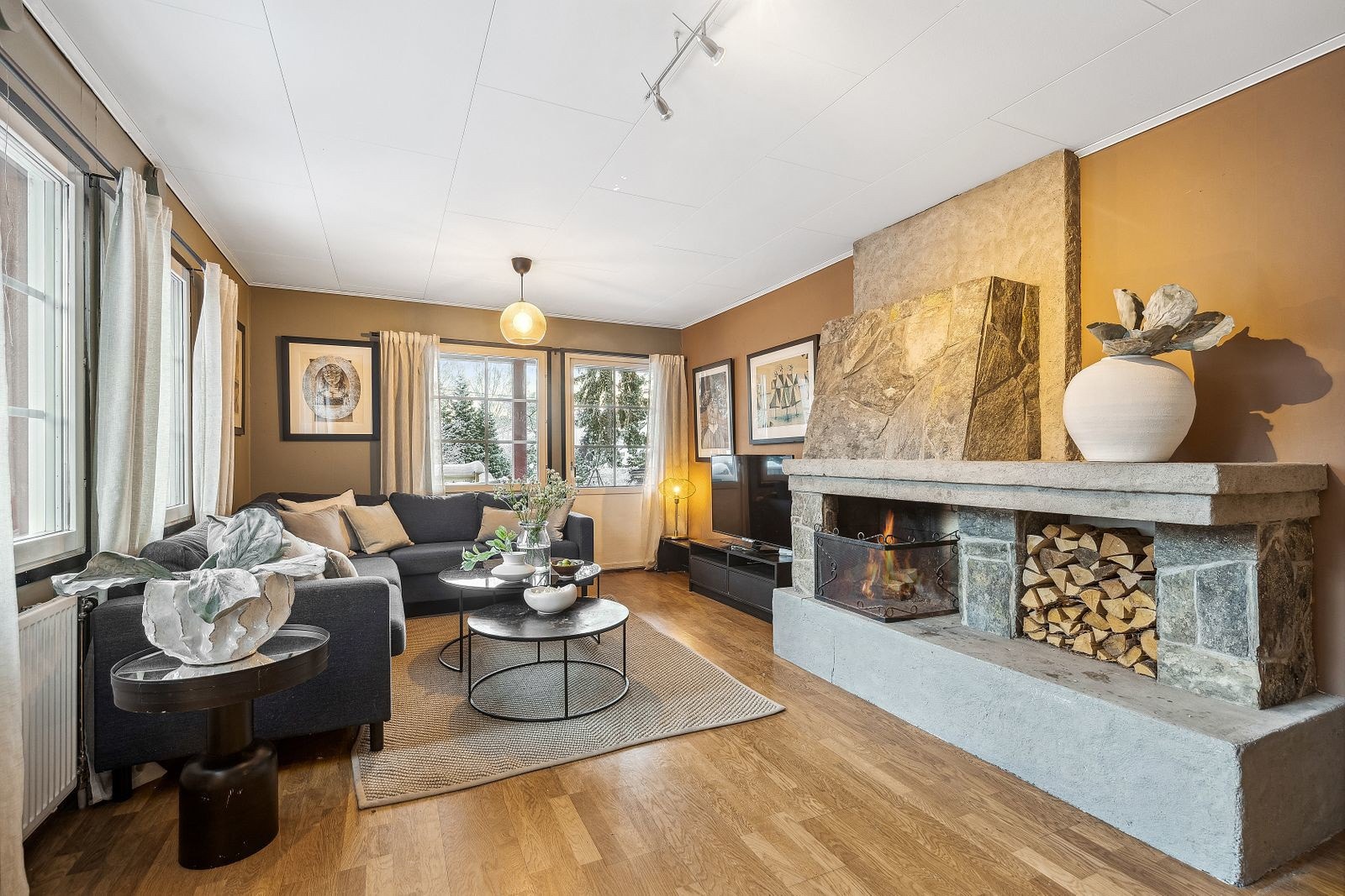 Ildsted med elementpipe gir god stemning på kalde dager. Galleribilde