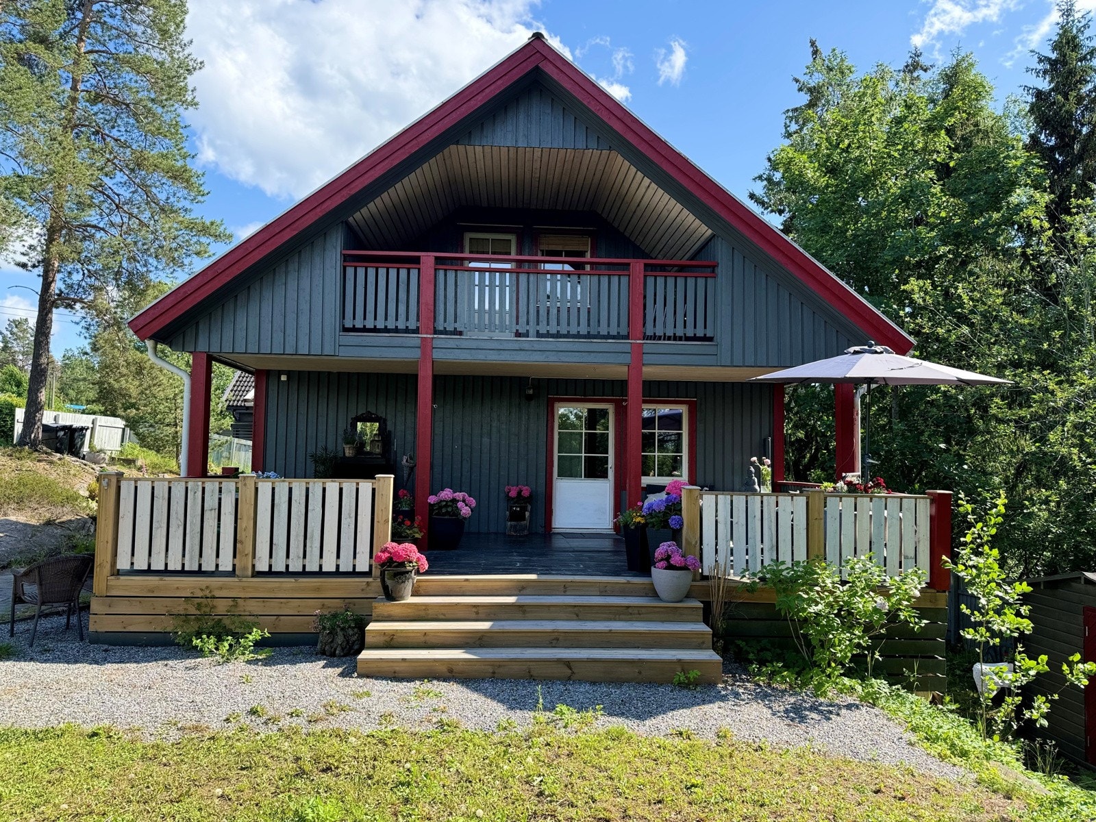 Innholdsrik og tiltalende enebolig med svært sentralt og attraktiv beliggenhet sentralt på Nesoddtangen Galleribilde