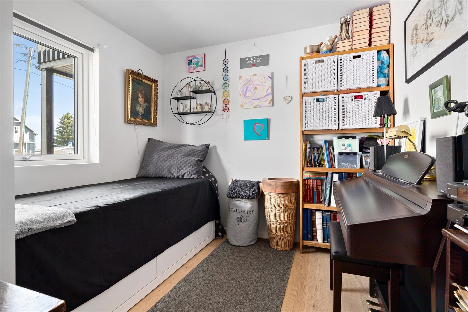 Det minste soverommet kan fint brukes som kontor, gjesterom eller hobbyrom ved behov Galleribilde