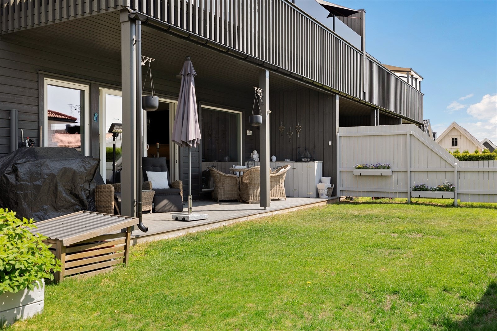 Velkommen til en flott leilighet i Jarleveien 33C Presentert av eiendomsmegler Thomas Otterbech. Fra stuen har du utgang til terrassen og hagen som denne leiligheten disponerer Galleribilde