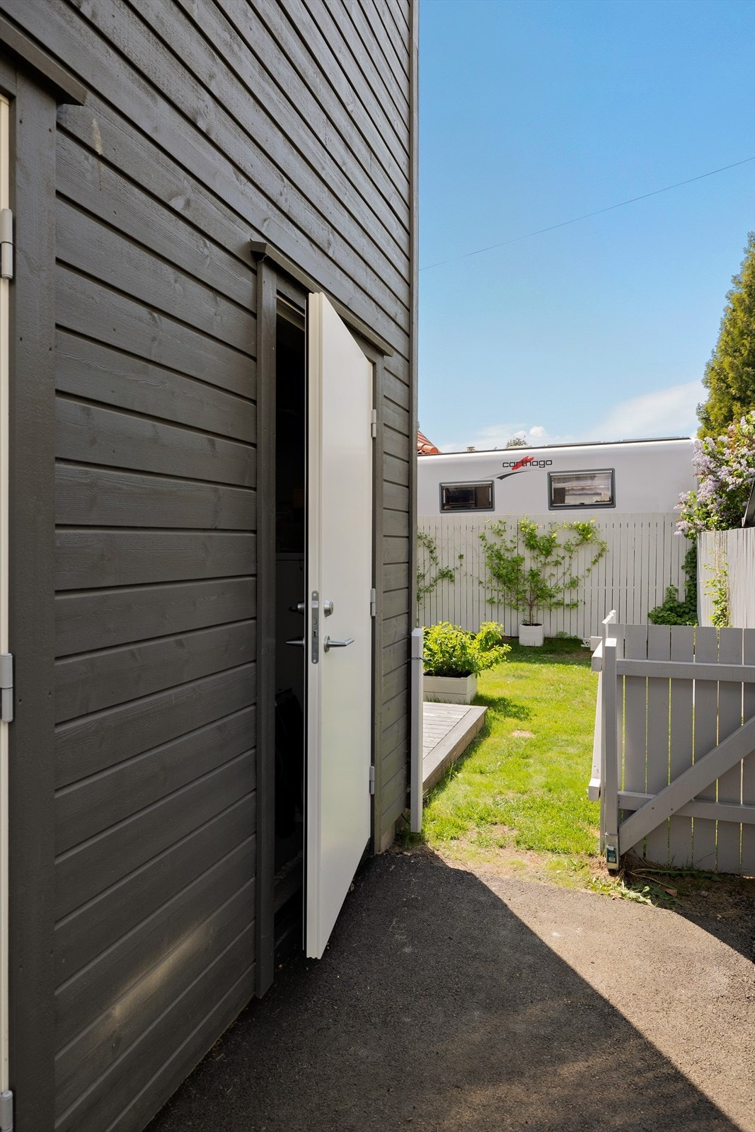 Ved hageåpningen har du utvendig bod Galleribilde