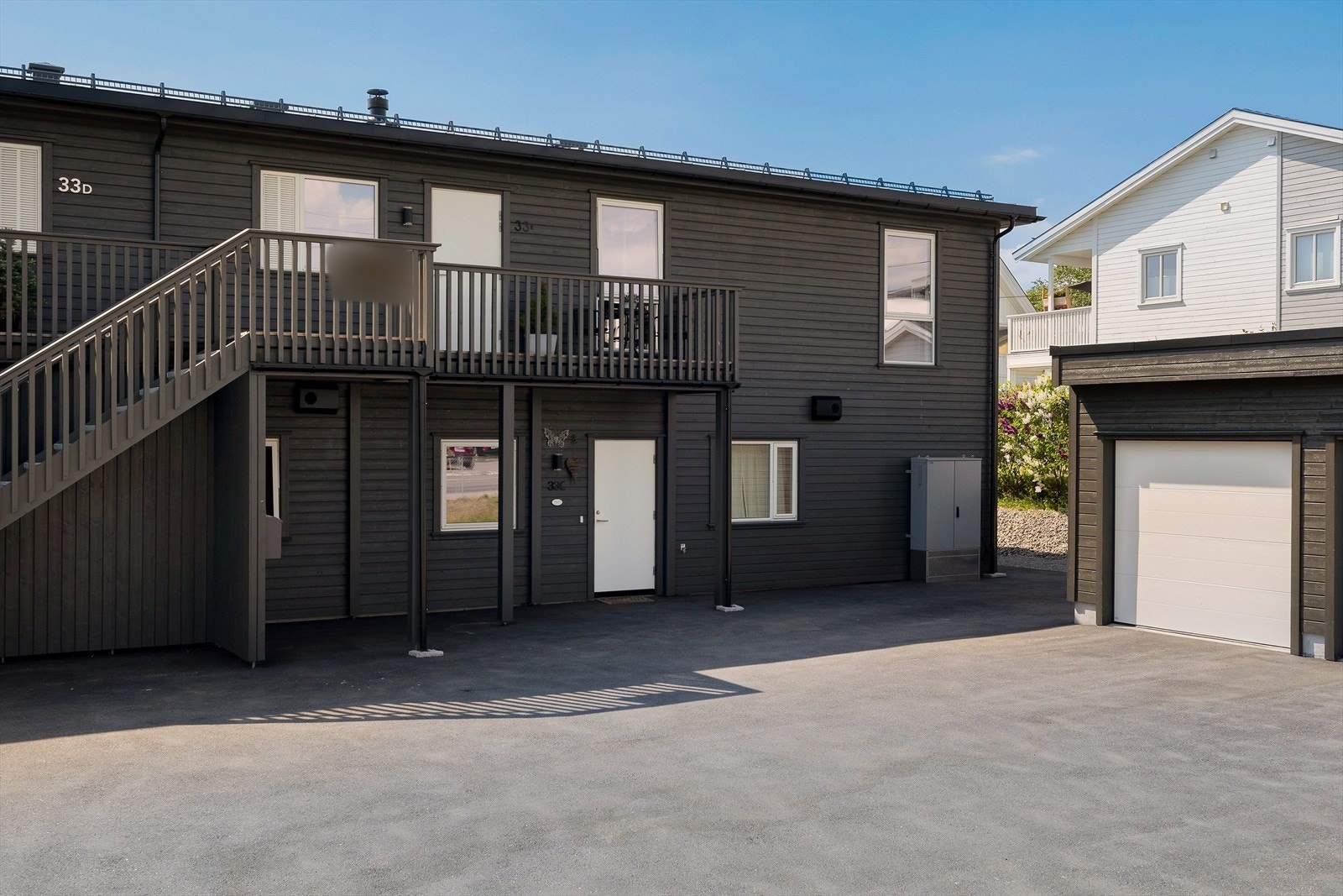 Det er fint beliggenhet i 1.etasje med tilhørende biloppstillingsplass med el-billader Galleribilde