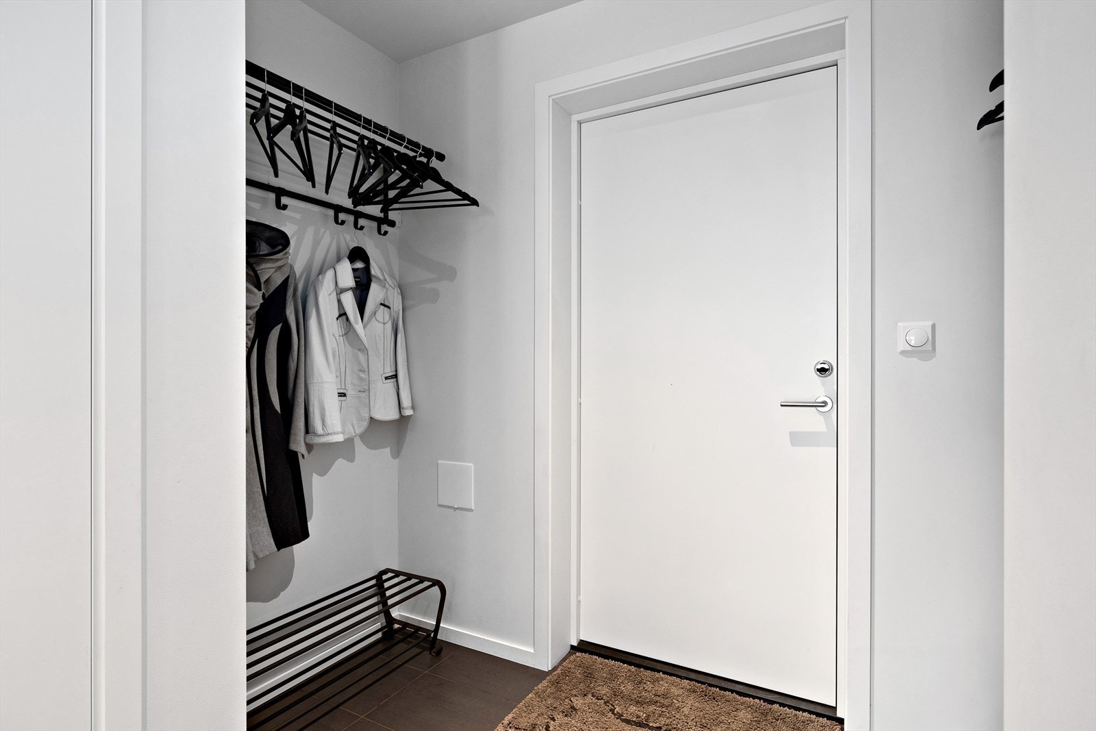 Entreen er lys med plass til garderobeskap Galleribilde