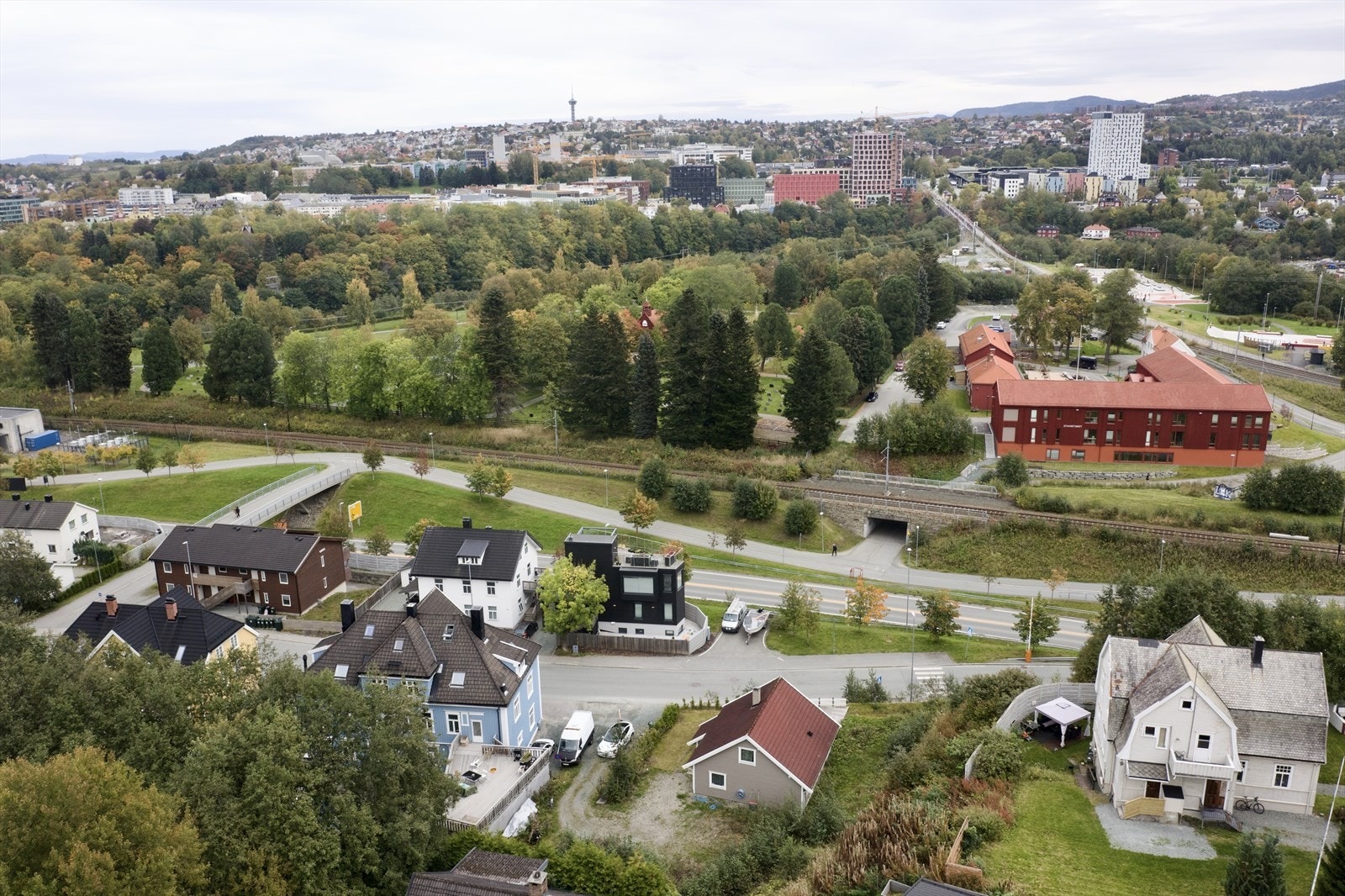 Over den nylig utbyggde og moderniserte Stavnebrua, som går over Nidelva, er det bare noen hundre meter til Lerkendal stadion og NTNU-området. Galleribilde