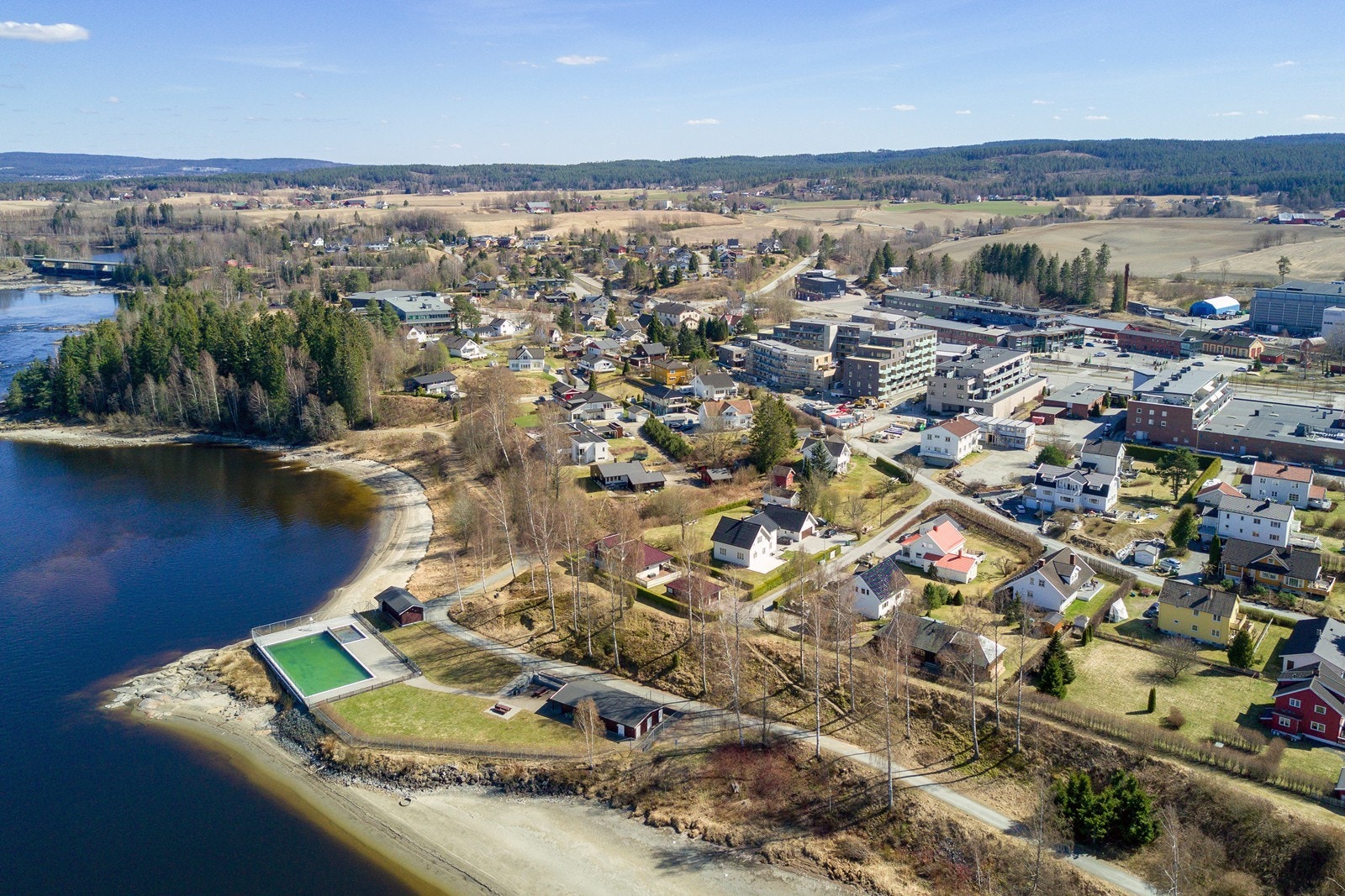 Kuskerudnebben, et populært badeanlegg med temperert vann som holder åpent hele sommeren. Galleribilde