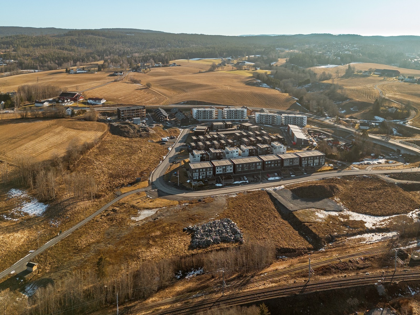 Bussen stopper like ved, og det er nærhet til skoler, fritidsaktiviteter og flotte turmuligheter i marka. Galleribilde