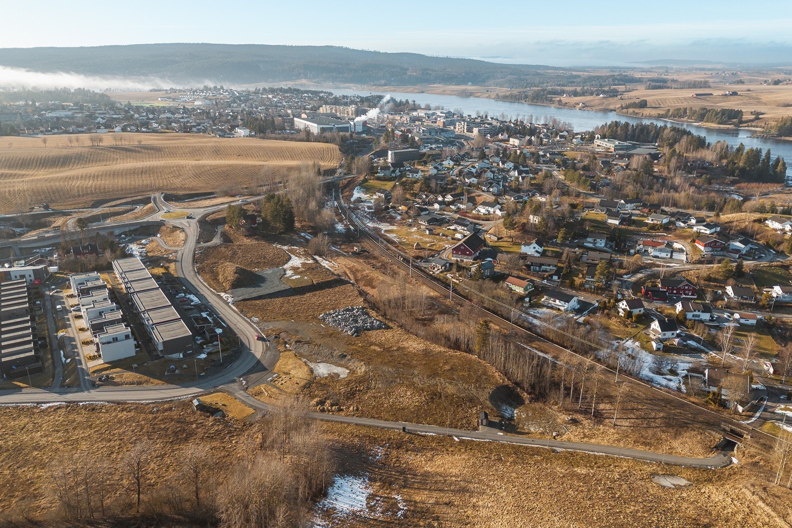 Omgivelsene er rolige og landlige, samtidig som det er kort gangavstand til tog og butikker i sentrum. Galleribilde