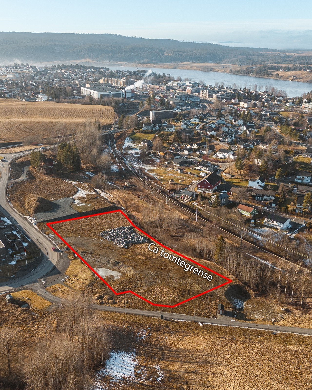 Tomten er en del av et nyere boligfelt, med kort gangavstand til tog, butikker og gode servicetilbud i Sørumsand sentrum. Galleribilde