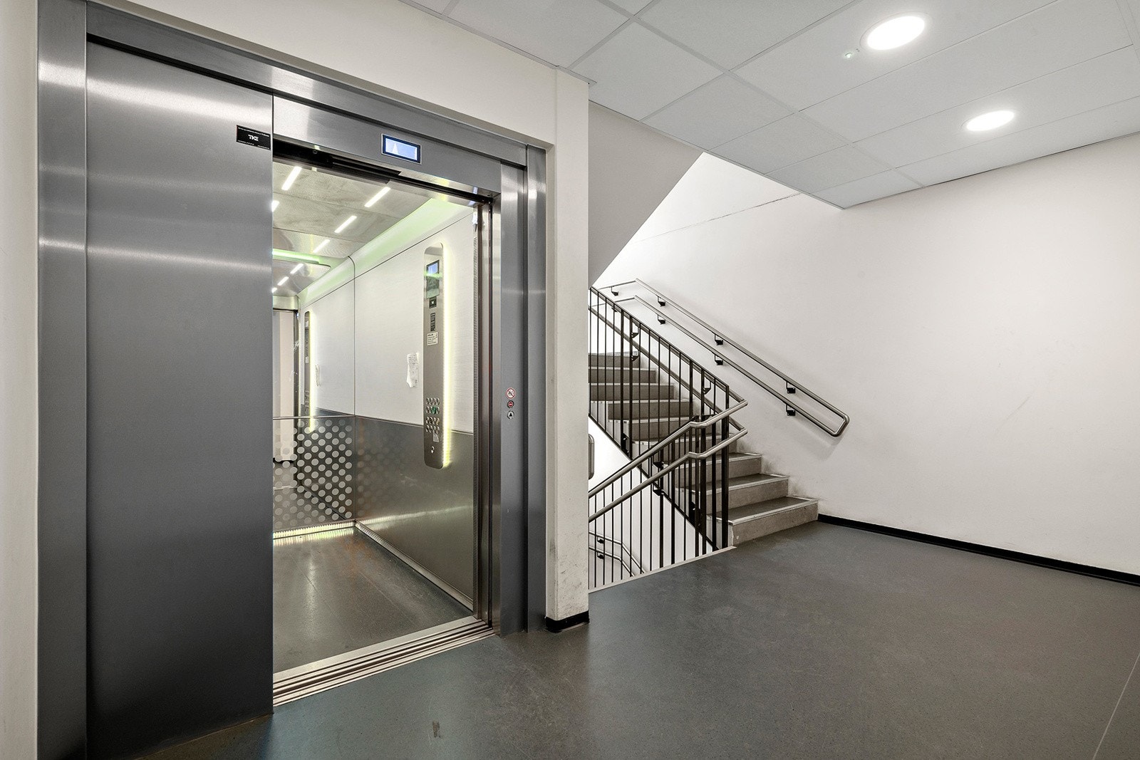 Heisadkomst til kjellerbod og garasjeanlegg Galleribilde