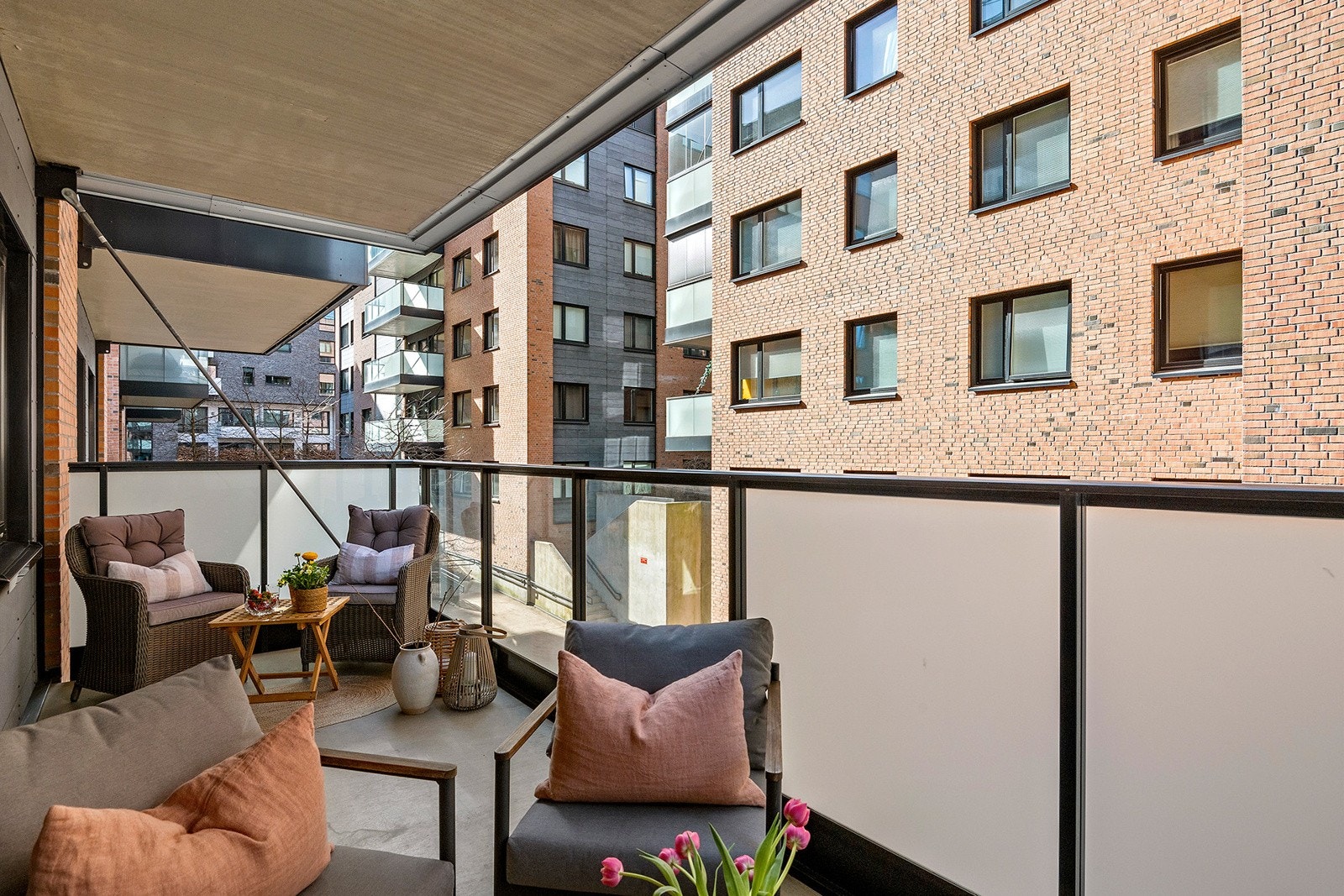 Romslig balkong med plass til flere sittegrupper Galleribilde