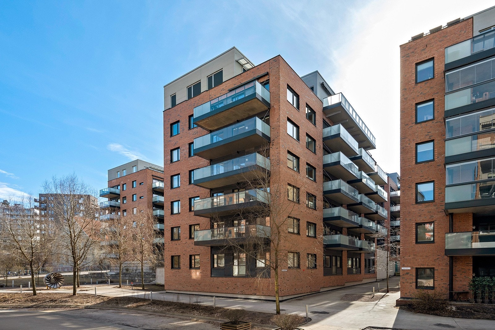 Fasade. Hele leiligheten ligger i tilsvarende høyde som 2. etg. Galleribilde